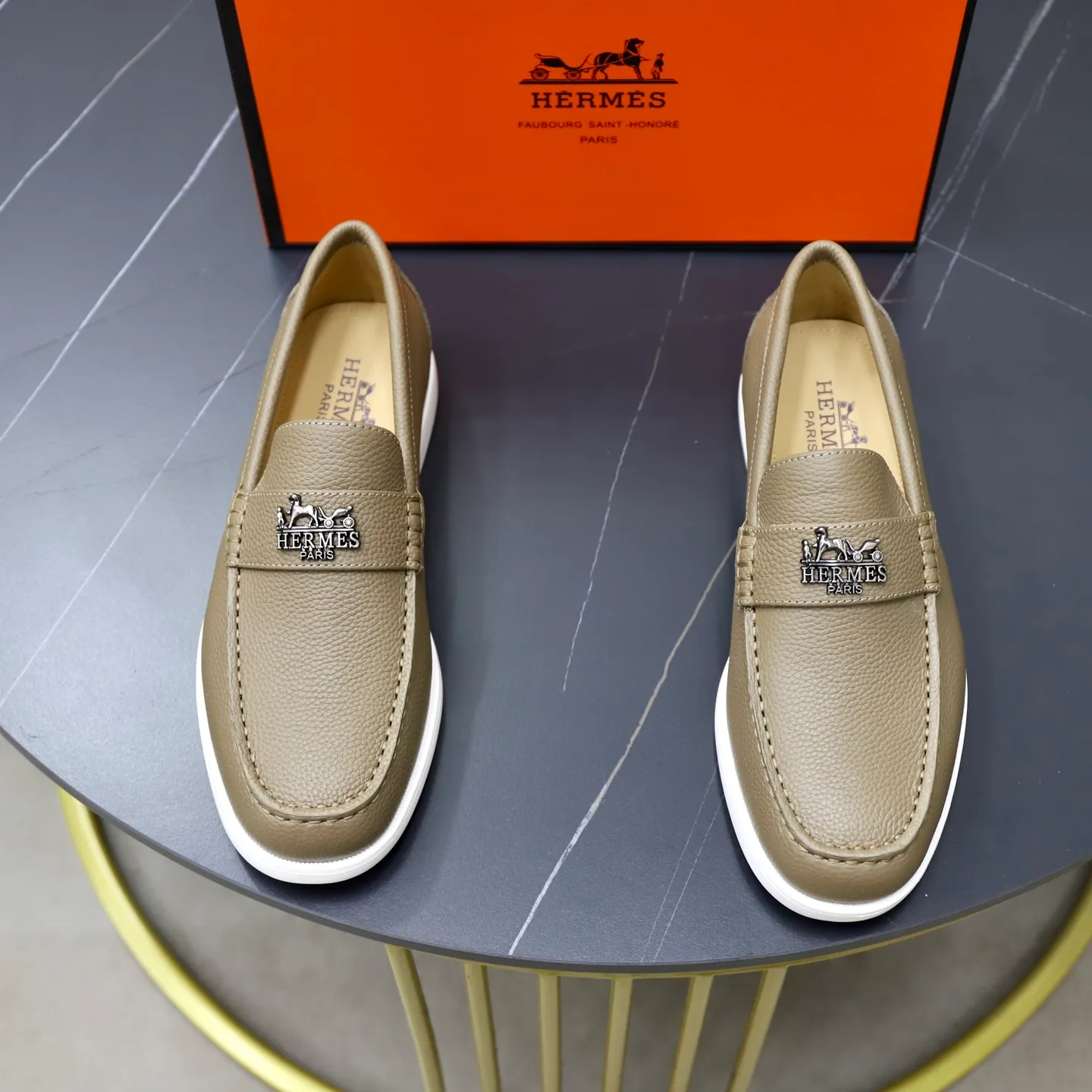 Ex-factory price: 560💰Hermès/Hermès slip-on men's shoes. This shoe is made of imported pebbled cowhide. It has simple and smooth lines and is combined with aerodynamically designed 3CM rubber foam ultra-light soles! Youthful and fashionable, classic H-shaped hardware buckle decoration, calf lining gently wraps the feet, with logo cowhide feet, casual and urban style, highlighting youthful vitality, sports and leisure version, super versatile, code number: 38-39-40-41-42-43-44 standard leather shoe size (45 can be customized but does not support returns)